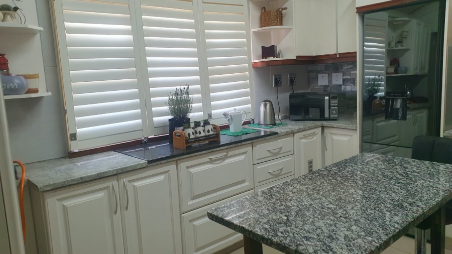 5 Bedroom Property for Sale in Havenside KwaZulu-Natal