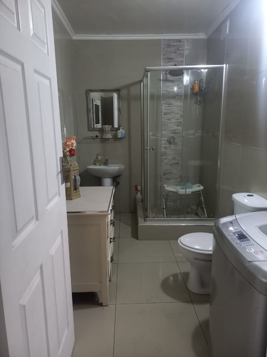 5 Bedroom Property for Sale in Havenside KwaZulu-Natal