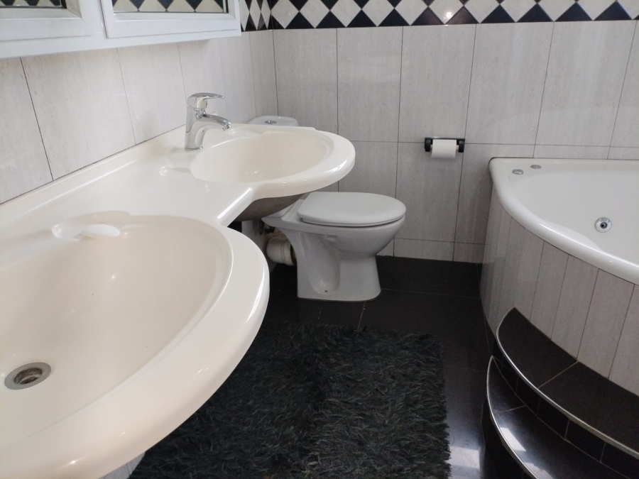 5 Bedroom Property for Sale in Somerset Park KwaZulu-Natal