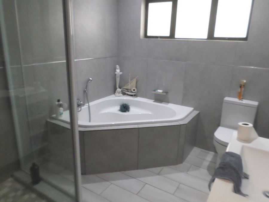 4 Bedroom Property for Sale in Umtentweni KwaZulu-Natal