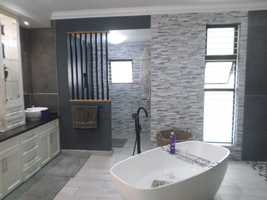 4 Bedroom Property for Sale in Umtentweni KwaZulu-Natal