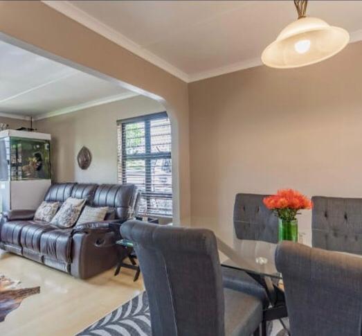 To Let 3 Bedroom Property for Rent in Crestview KwaZulu-Natal