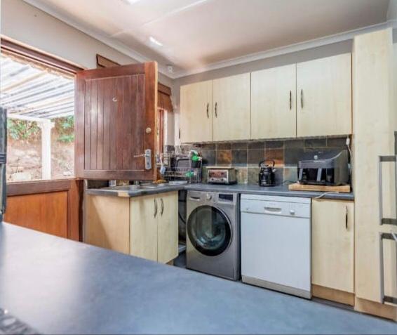 To Let 3 Bedroom Property for Rent in Crestview KwaZulu-Natal