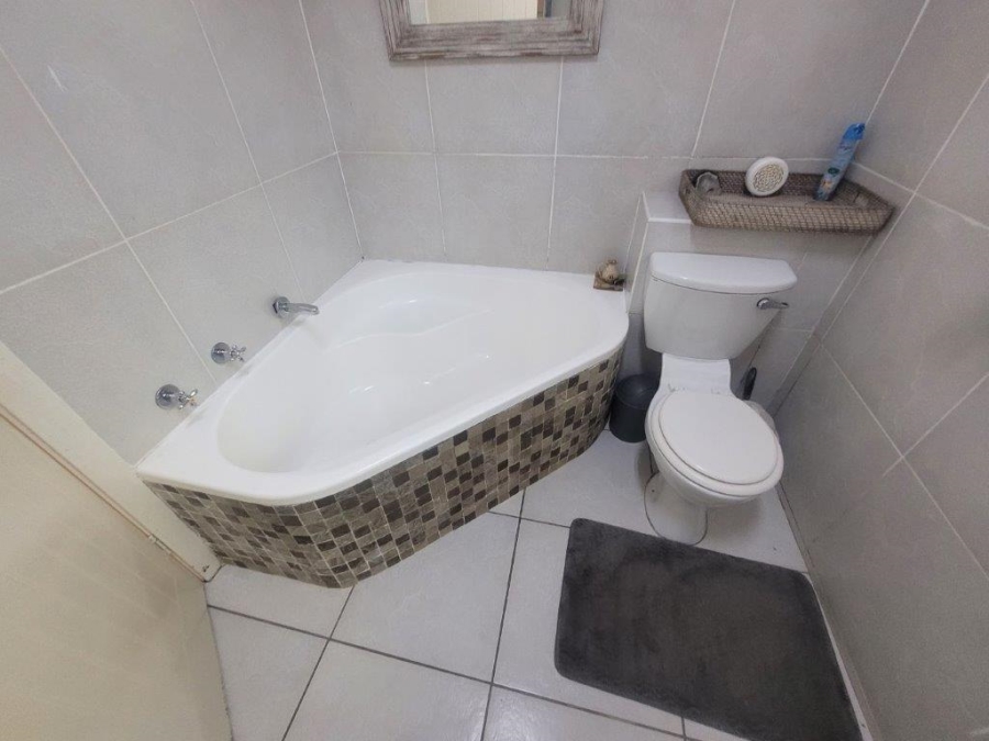 5 Bedroom Property for Sale in Southport KwaZulu-Natal