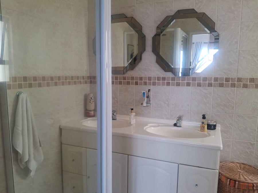 4 Bedroom Property for Sale in Uvongo KwaZulu-Natal