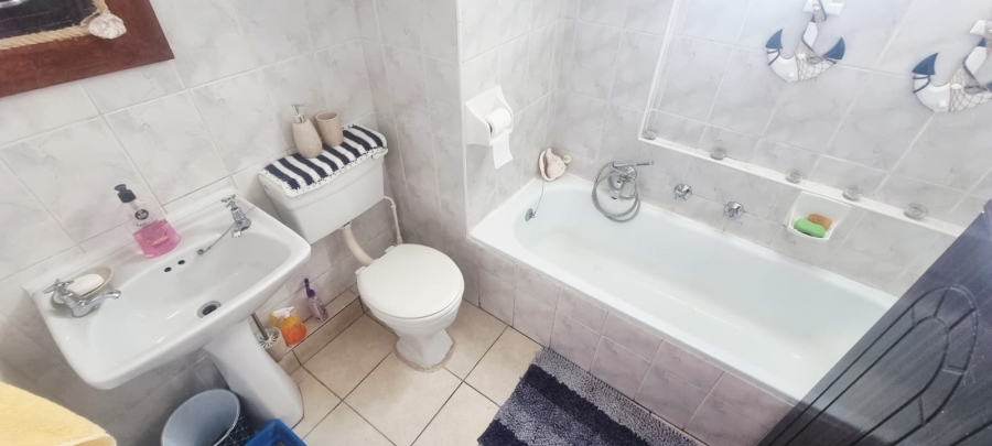  Bedroom Property for Sale in Lawrence Rocks KwaZulu-Natal