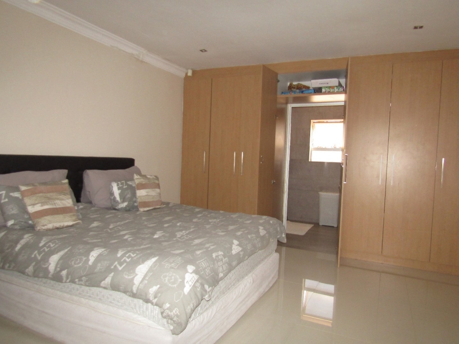 5 Bedroom Property for Sale in Signal Hill KwaZulu-Natal