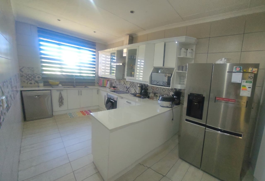 4 Bedroom Property for Sale in Schuinshoogte KwaZulu-Natal