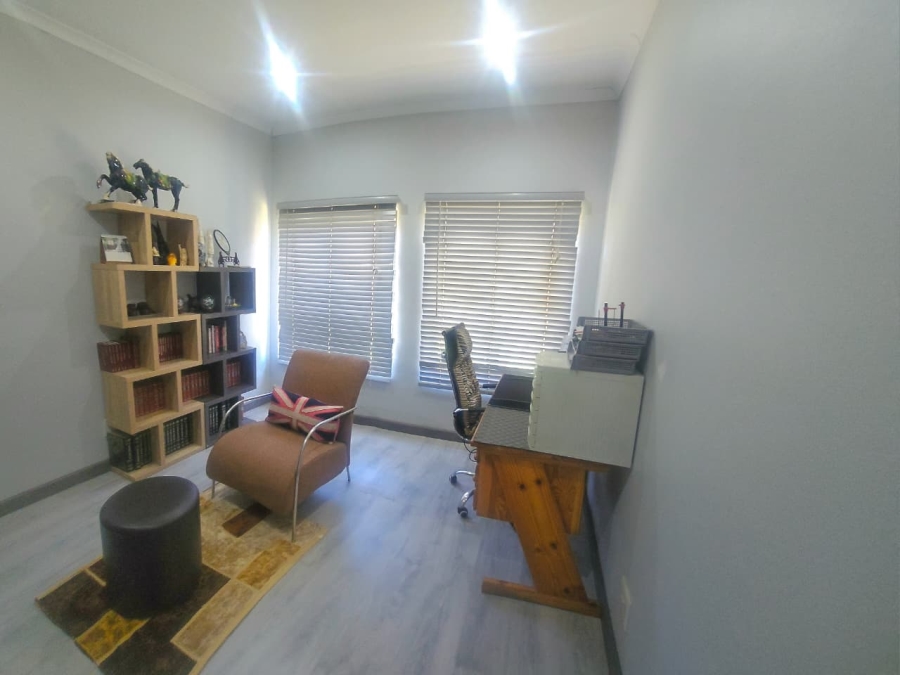 4 Bedroom Property for Sale in Schuinshoogte KwaZulu-Natal