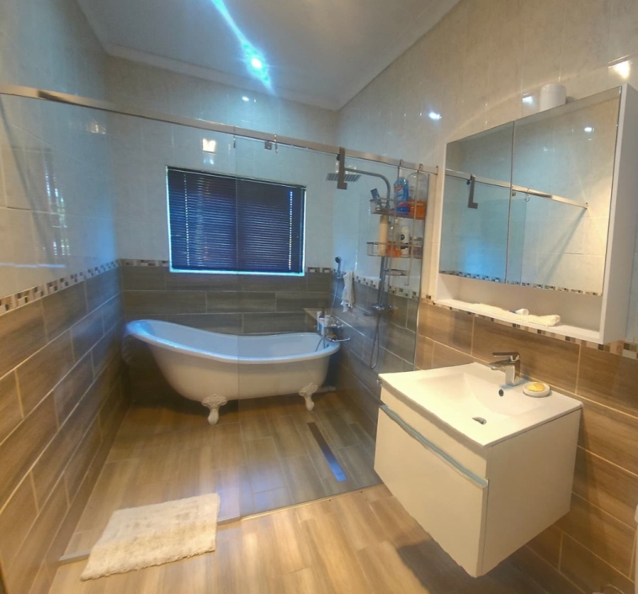 4 Bedroom Property for Sale in Schuinshoogte KwaZulu-Natal