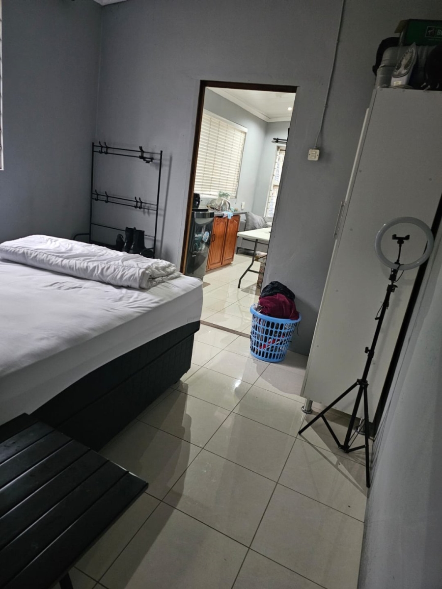To Let 1 Bedroom Property for Rent in Ocean View KwaZulu-Natal