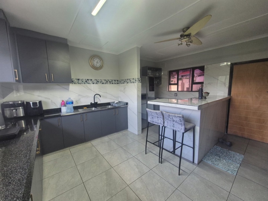 4 Bedroom Property for Sale in Ocean View KwaZulu-Natal