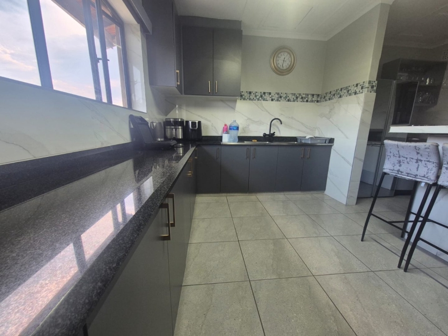 4 Bedroom Property for Sale in Ocean View KwaZulu-Natal