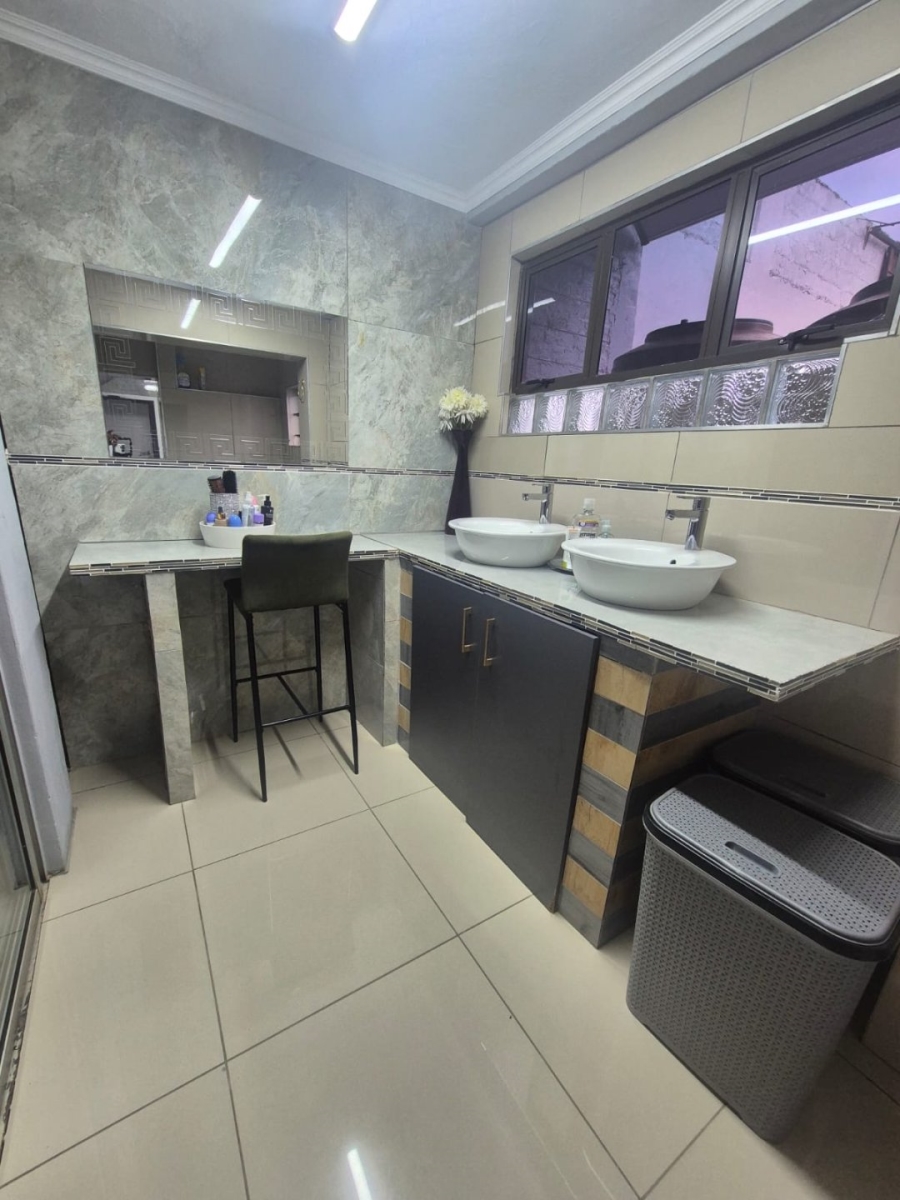 4 Bedroom Property for Sale in Ocean View KwaZulu-Natal