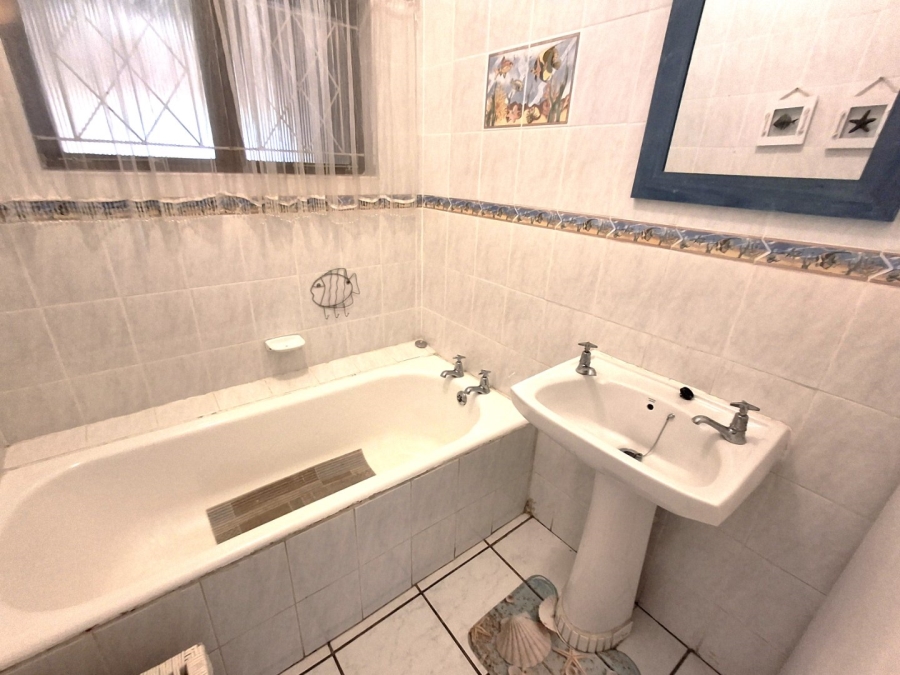 5 Bedroom Property for Sale in Black Rock KwaZulu-Natal