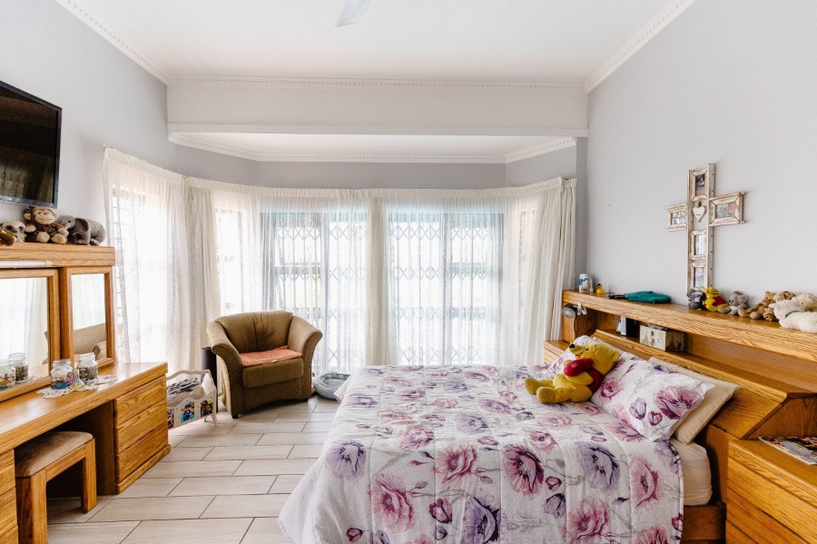 5 Bedroom Property for Sale in Manaba Beach KwaZulu-Natal