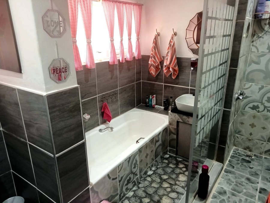 3 Bedroom Property for Sale in Uvongo KwaZulu-Natal