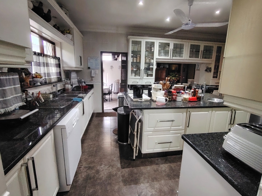 6 Bedroom Property for Sale in Margate KwaZulu-Natal