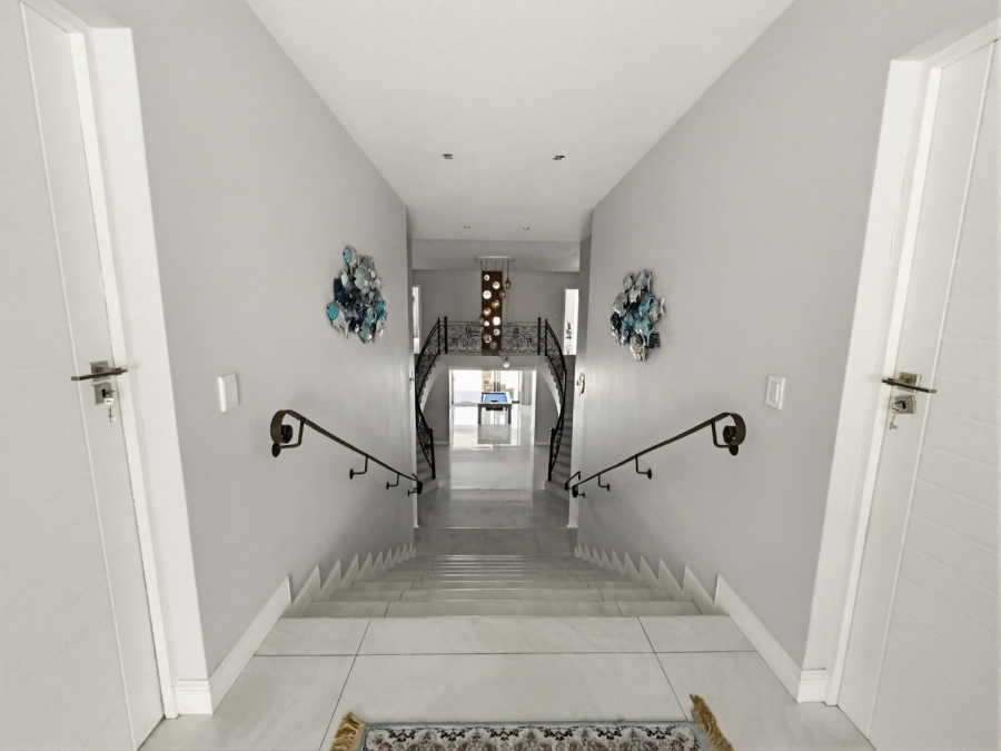 6 Bedroom Property for Sale in Tinley Manor KwaZulu-Natal