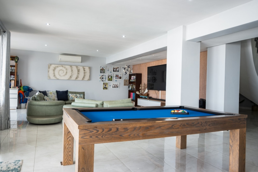 6 Bedroom Property for Sale in Tinley Manor KwaZulu-Natal