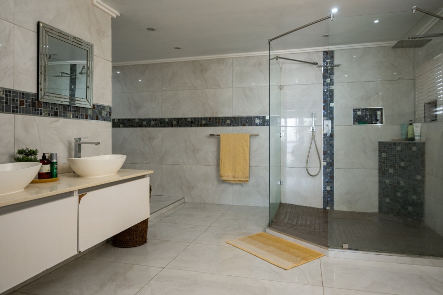 6 Bedroom Property for Sale in Tinley Manor KwaZulu-Natal