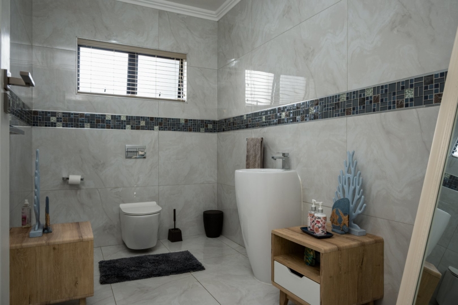 6 Bedroom Property for Sale in Tinley Manor KwaZulu-Natal