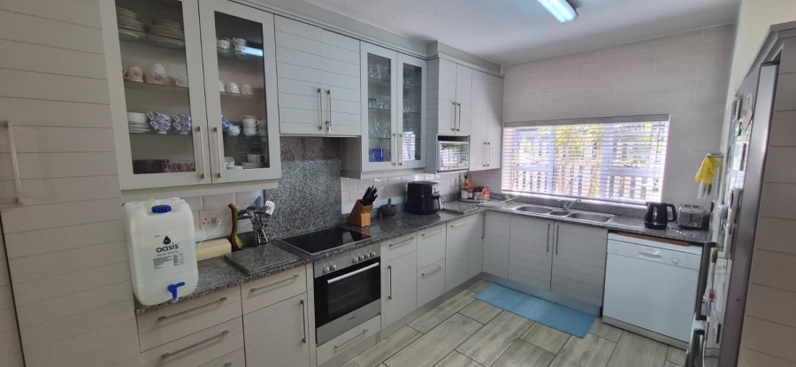 2 Bedroom Property for Sale in Uvongo KwaZulu-Natal