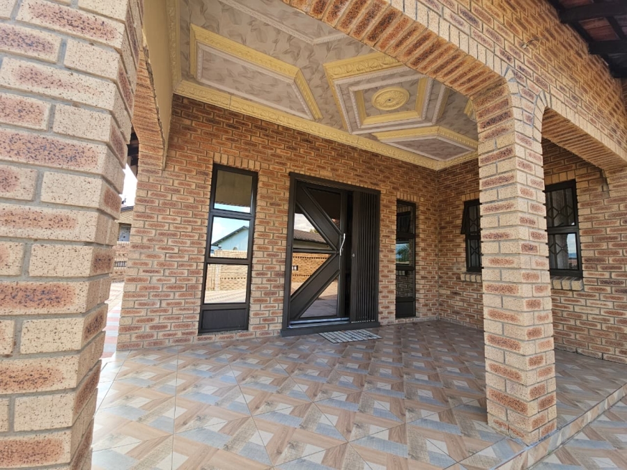 5 Bedroom Property for Sale in Pioneer Park KwaZulu-Natal