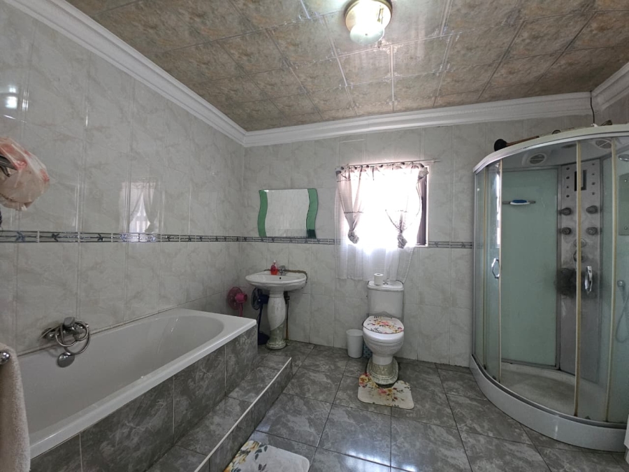 5 Bedroom Property for Sale in Pioneer Park KwaZulu-Natal