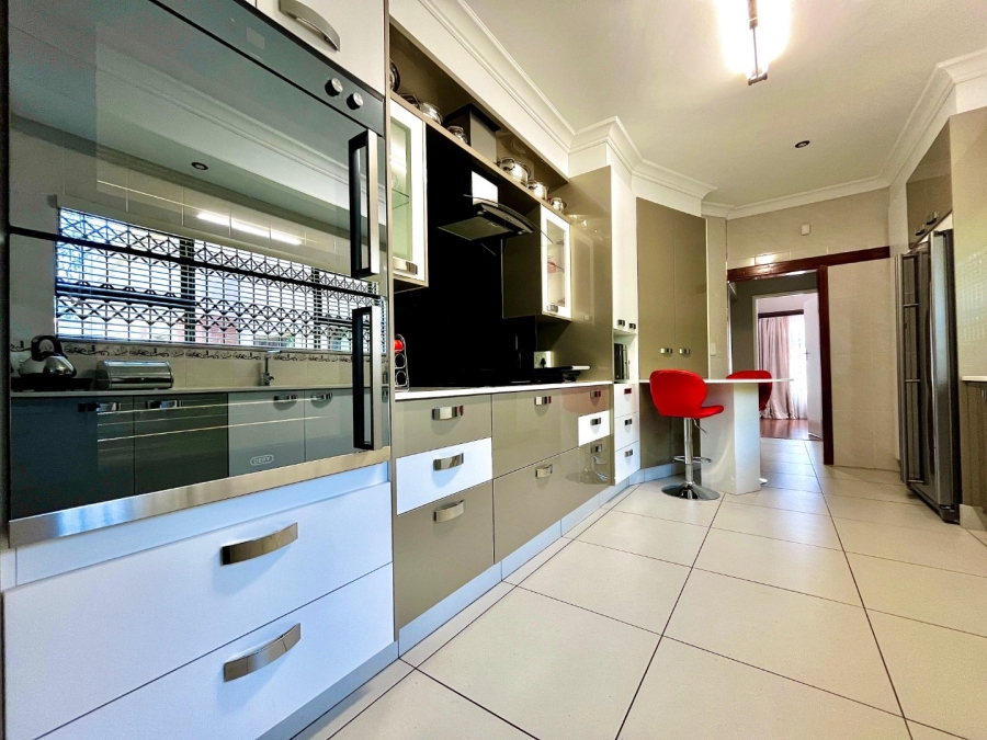5 Bedroom Property for Sale in Signal Hill KwaZulu-Natal