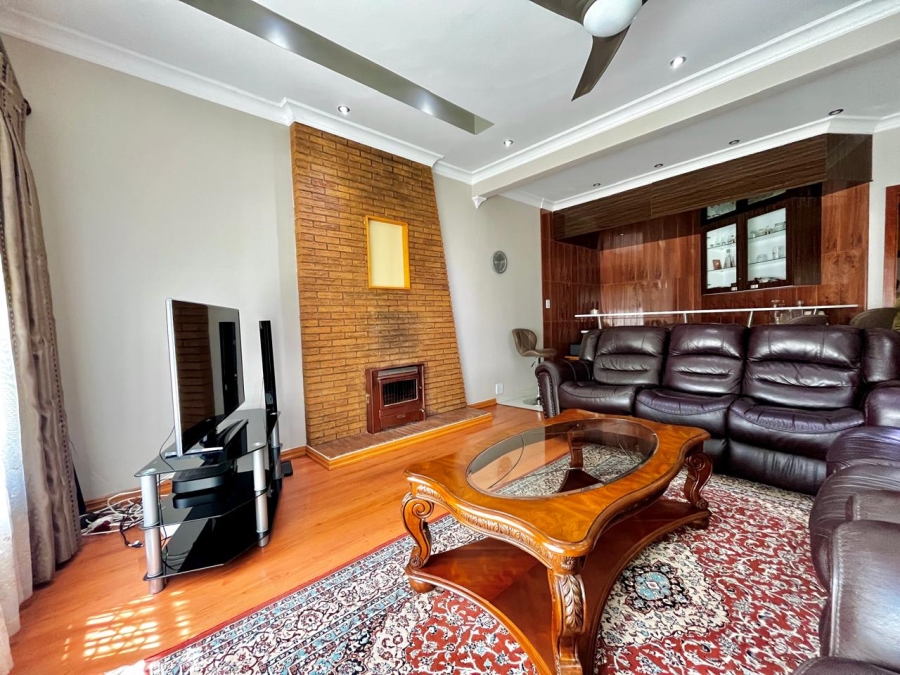 5 Bedroom Property for Sale in Signal Hill KwaZulu-Natal