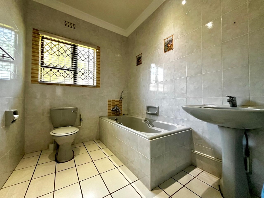 5 Bedroom Property for Sale in Signal Hill KwaZulu-Natal