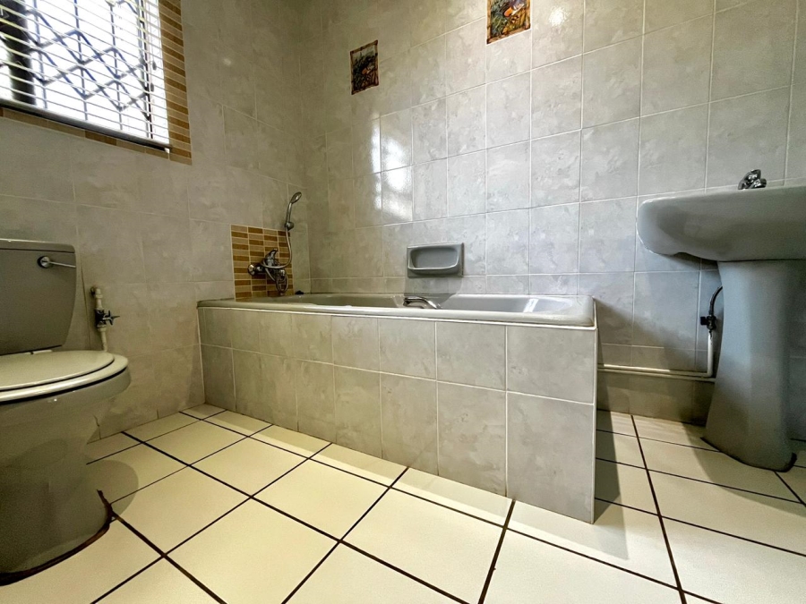 5 Bedroom Property for Sale in Signal Hill KwaZulu-Natal