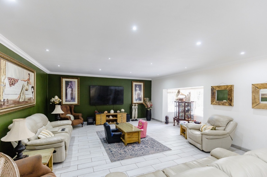 5 Bedroom Property for Sale in Umtentweni KwaZulu-Natal