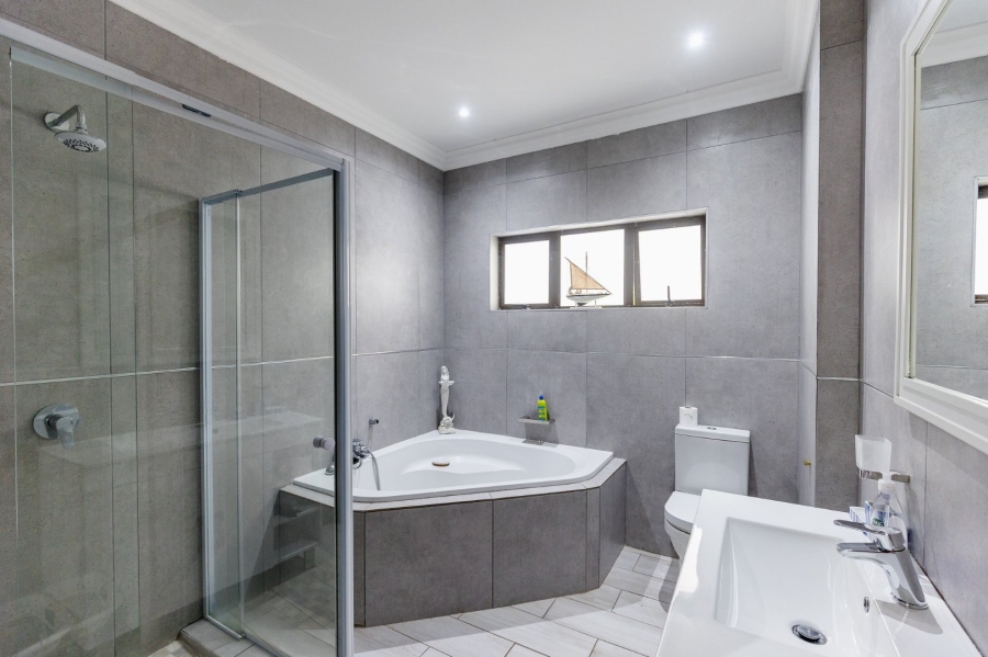 5 Bedroom Property for Sale in Umtentweni KwaZulu-Natal