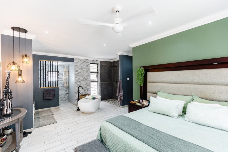 5 Bedroom Property for Sale in Umtentweni KwaZulu-Natal