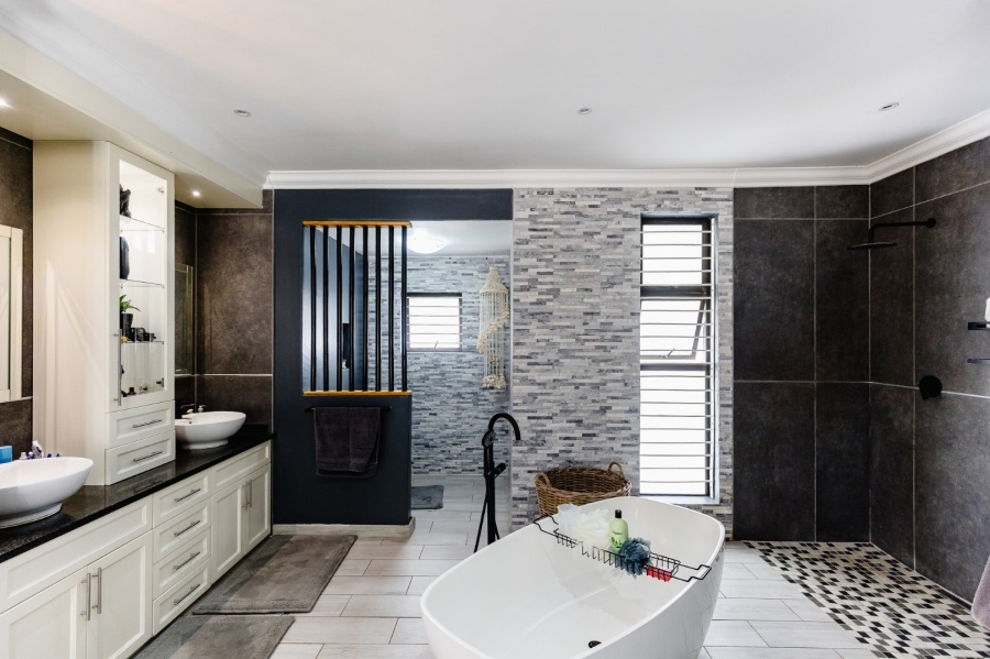 5 Bedroom Property for Sale in Umtentweni KwaZulu-Natal