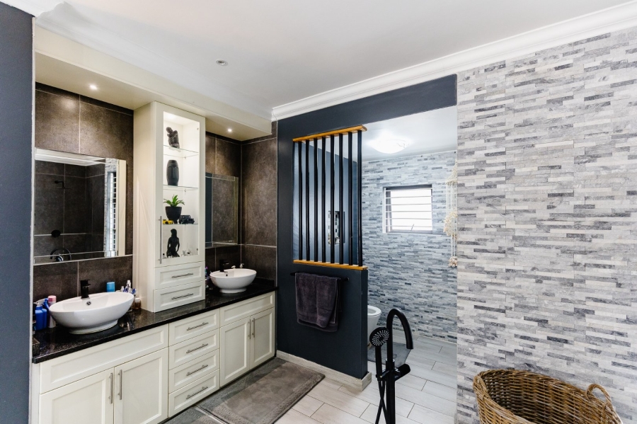 5 Bedroom Property for Sale in Umtentweni KwaZulu-Natal