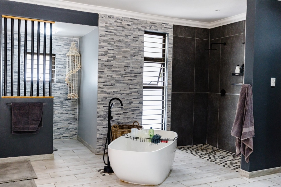 5 Bedroom Property for Sale in Umtentweni KwaZulu-Natal