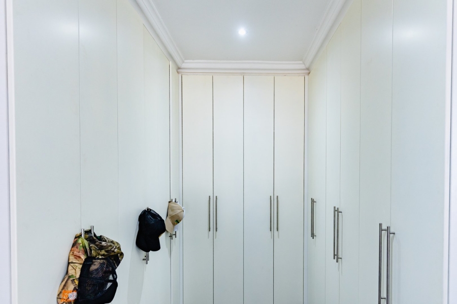 5 Bedroom Property for Sale in Umtentweni KwaZulu-Natal