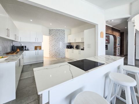 5 Bedroom Property for Sale in Uvongo KwaZulu-Natal