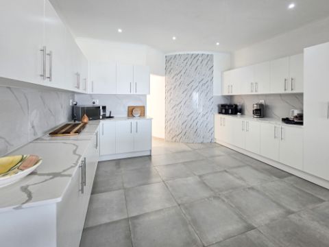 5 Bedroom Property for Sale in Uvongo KwaZulu-Natal