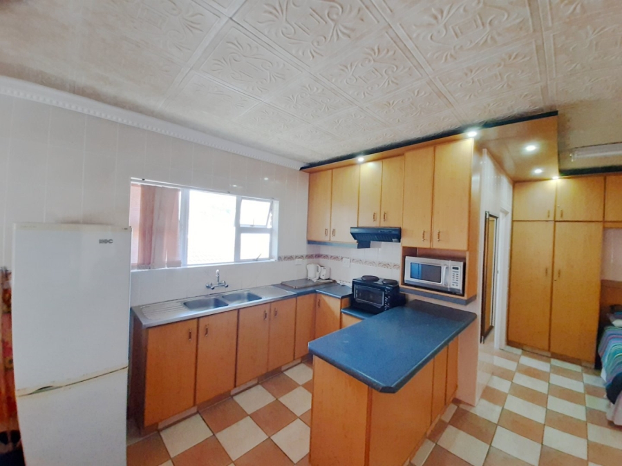 8 Bedroom Property for Sale in Tinley Manor KwaZulu-Natal