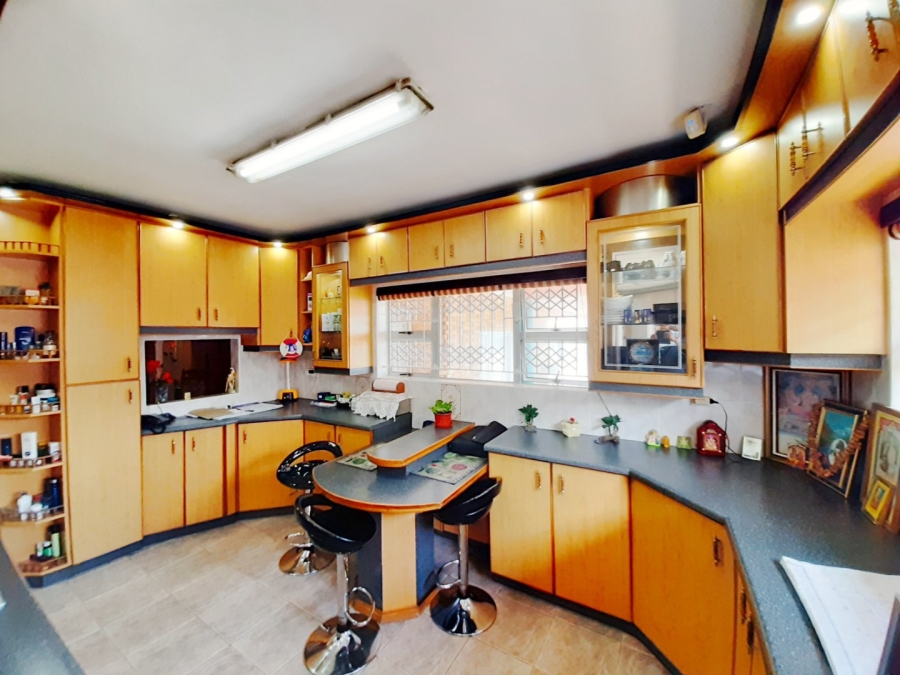 8 Bedroom Property for Sale in Tinley Manor KwaZulu-Natal