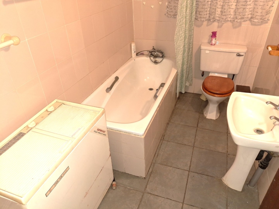 2 Bedroom Property for Sale in Port Edward KwaZulu-Natal