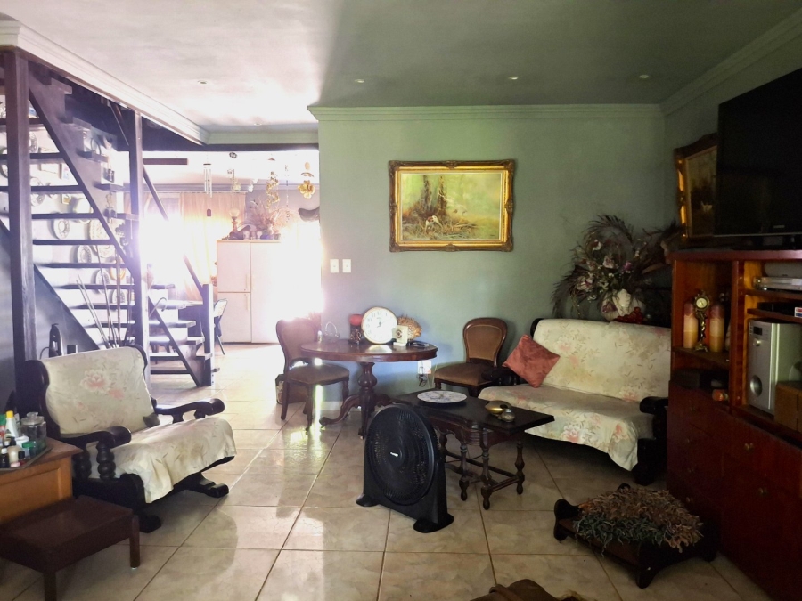 5 Bedroom Property for Sale in Uvongo KwaZulu-Natal