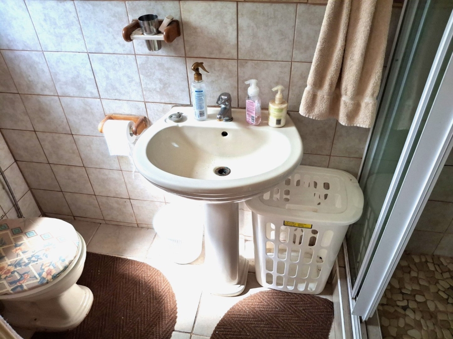 5 Bedroom Property for Sale in Uvongo KwaZulu-Natal