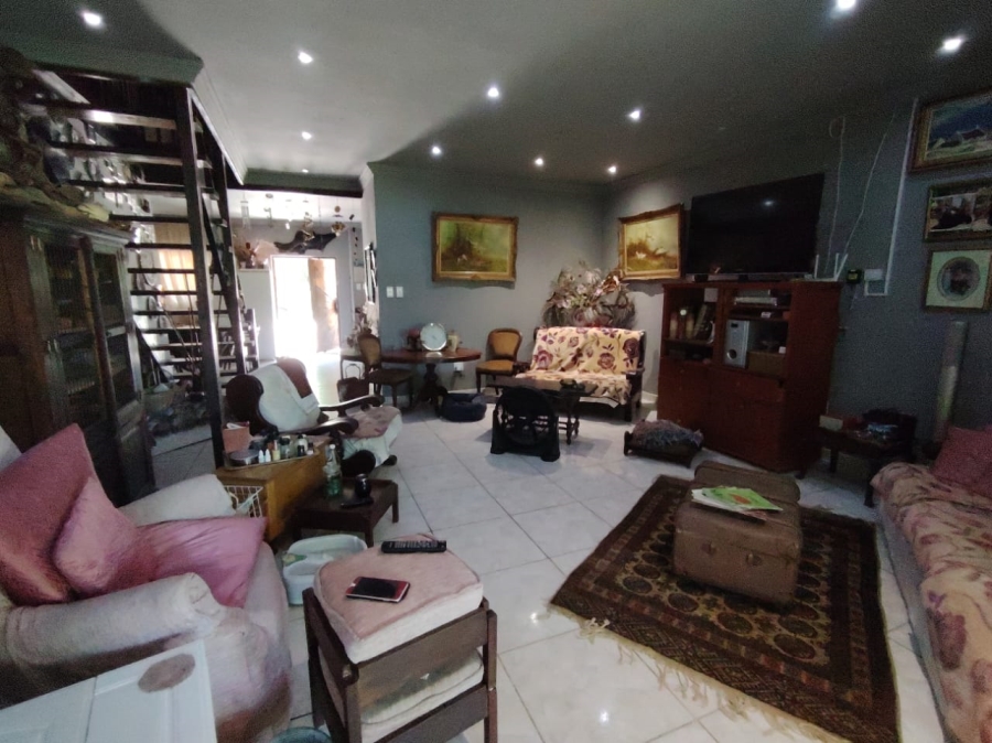 5 Bedroom Property for Sale in Uvongo KwaZulu-Natal