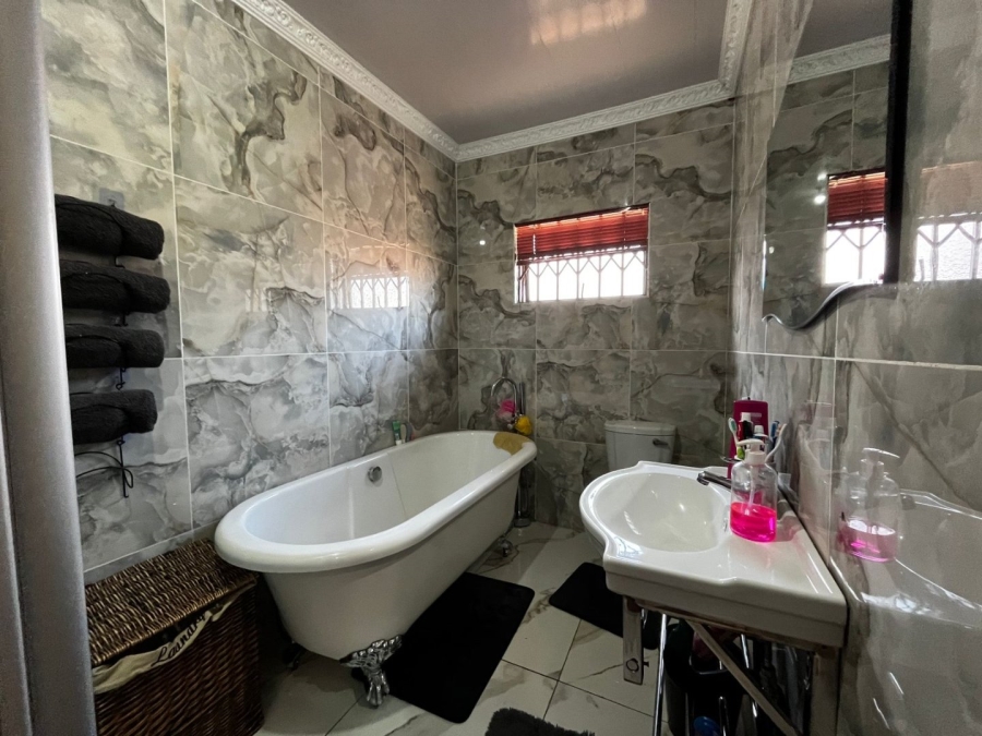 4 Bedroom Property for Sale in Lennoxton KwaZulu-Natal