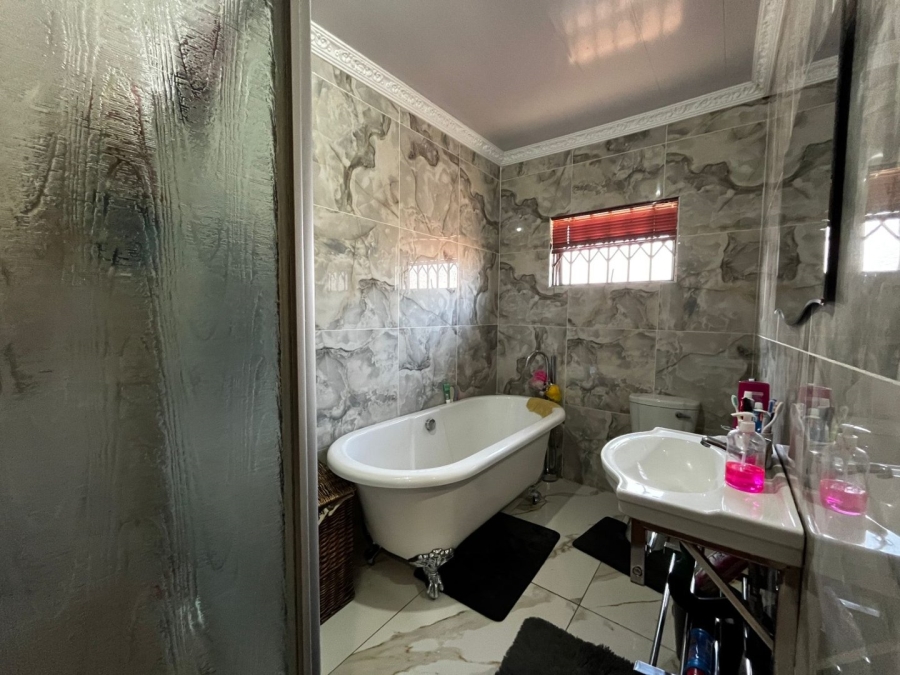 4 Bedroom Property for Sale in Lennoxton KwaZulu-Natal